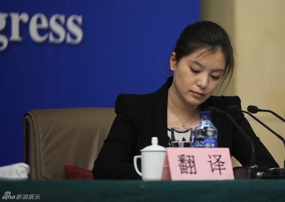 兩會(huì)美女翻譯吸引眼球 知性低調(diào)有內(nèi)涵 - 青島新聞網(wǎng)